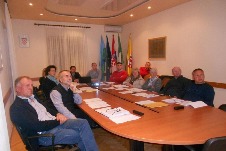 Vijećnici prate izlaganje projekta uređenja trga u Vižinadi (M. RIMANIĆ)