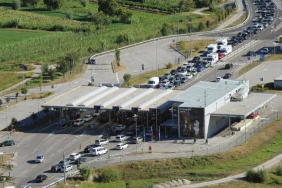 Ljetne gužve na graničnom prijelazu Kaštel (Arhiva)