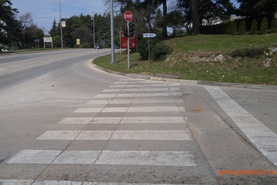 Besmislena rampa za osobe sa invaliditetom i nepotreban pješački semafor