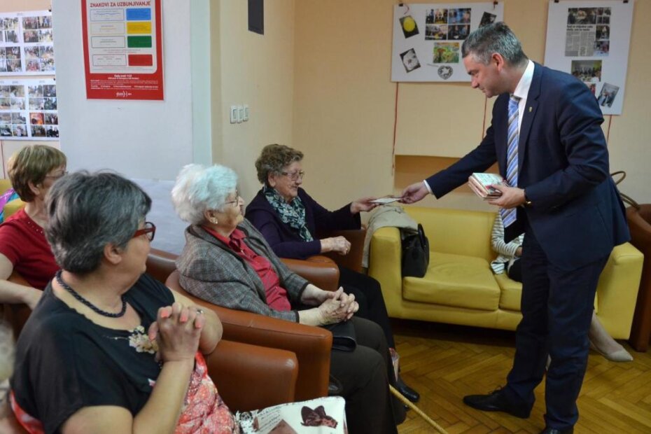 Pulski gradonačelnik Boris Miletić dijelio je CD nazočnima (Danilo MEMEDOVIĆ)