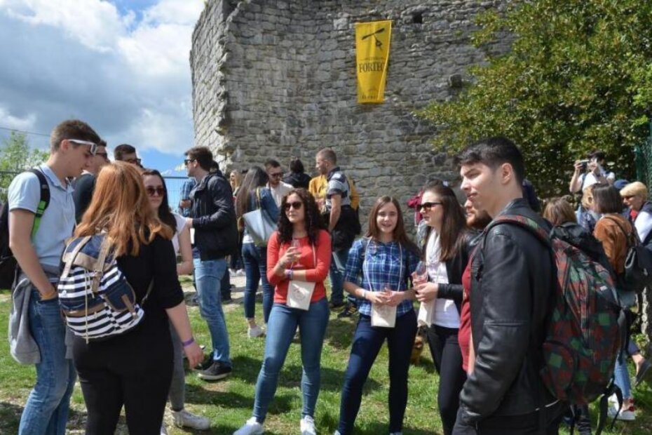Gužva ispred renesansne kule koja se pretvorila u konobu