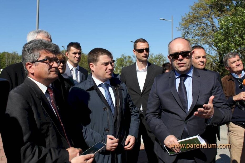 Gradonačelnik Edi Štifanić, ministar Oleg Butković i direktor Hrvatskih cesta Josip Škorić na otvorenju južnog dijela porečke obilaznice