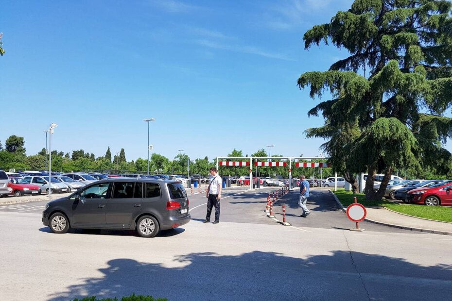 Prepuno parkiralište u centru grada - sve češća slika ovih dana