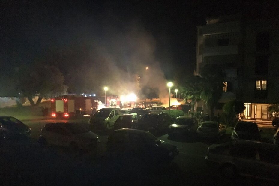 Noćas u Ulici Stipe Rajka planuo Volkswagen, nema ozlijeđenih (foto: čitatelj)