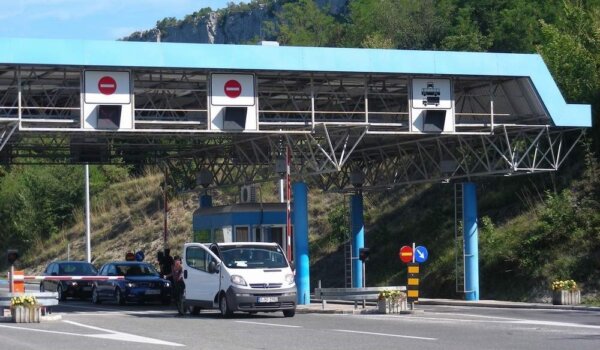 Novi granični režim na Bregani, Kaštel na čekanju?