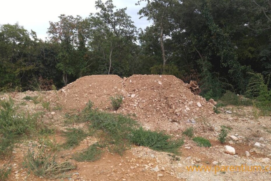 Građevinari materijal odbacuju na skrovita mjesta, nadajući se da ih nitko neće vidjeti ni prijaviti komunalnom redarstvu