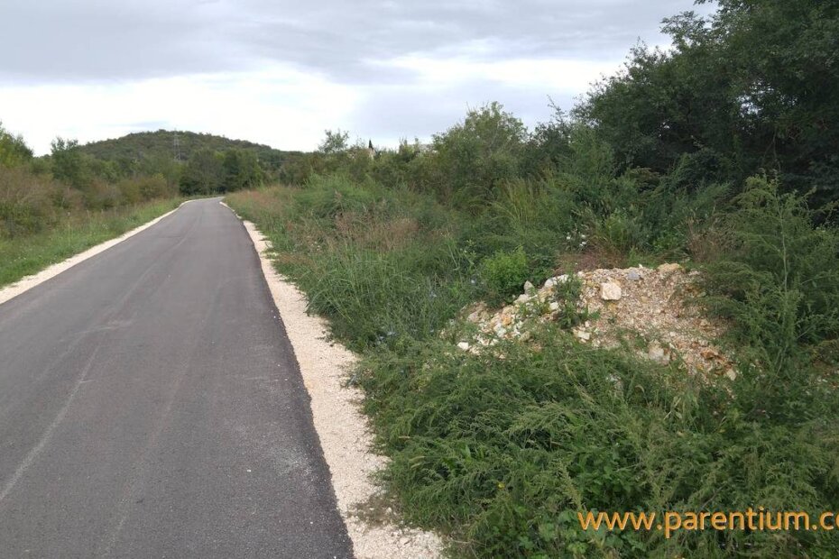 Uz cestu prema Stanciji Garbina nabacane su na stotine kubičnih  metara materijala, za što nitko nije odgovarao