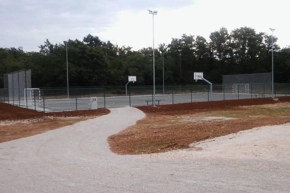 Otvoreno polivalentno igralište u naselju Kukci