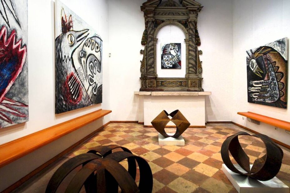 Dio postava izložbe Elvisa Bertona iz Pazina i njemačkog umjetnika s austrijskom adresom Rolfa Lavena