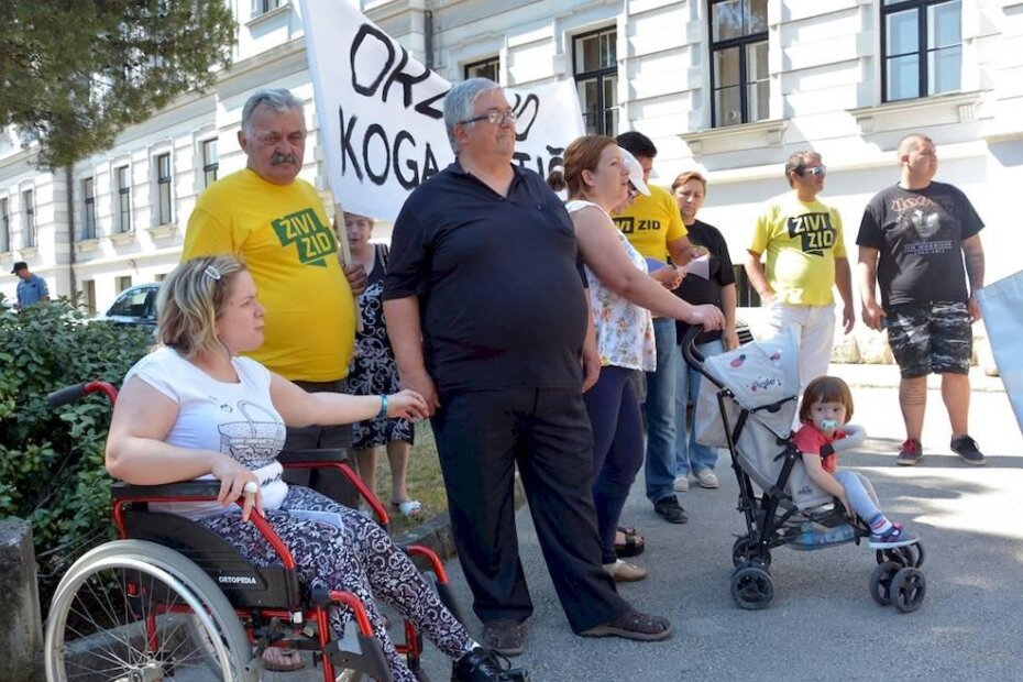 Aktivisti Živog zida s članovima obitelji Milanović (N. LAZAREVIĆ)