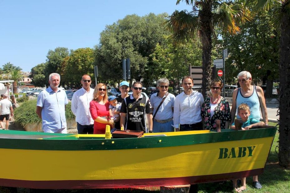 Okupljeni na prigodnoj skromnoj svečanosti povodom postavljanja obnovljene batane kod Općinskog suda Poreč