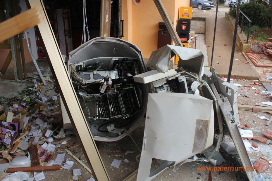 Arhivska fotografija: bankomat kod marketa u Kovačima raznesen eksplozijom plinske smjese u ožujku ove godine