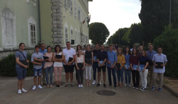 Maturantima SŠ Mate Balote generacije 2016./2017. podijeljene svjedodžbe i pohvalnice