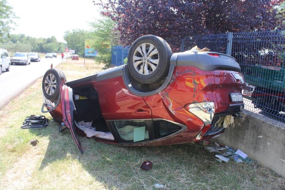 Honda se nakon udarca o zid zaustavila na krovu