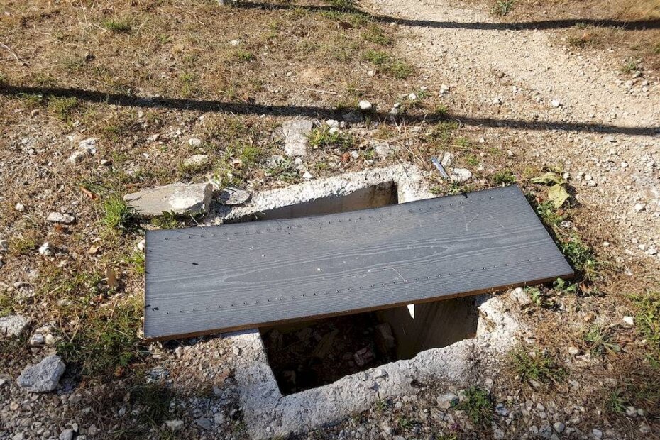 Netko je preko šahta postavio dasku, stanari očekuju trajno rješenje