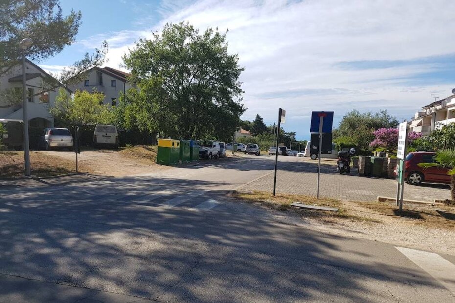 Šaht bez poklopca nalazi se tik do pješačkog prijelaza