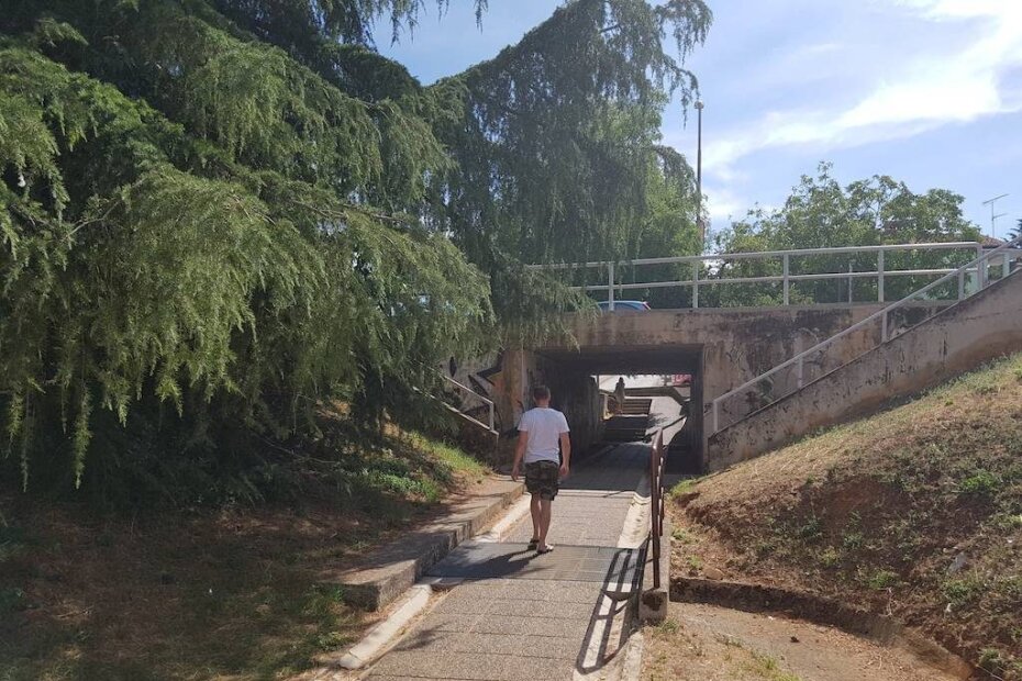 Pothodnik u naselju Mate Balote