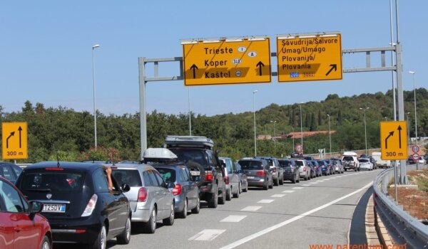 Na Kaštelu i Plovaniji kilometarske kolone