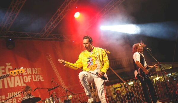 The QUEEN Real Tribute Band Poreč na trenutak vratio u zlatna vremena žestokih ritmova i glam rocka