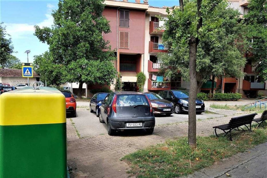 U naselju Mate Balota parkira se i na javnim površinama tik do dječjeg igrališta i klupica (T. KOCIJANČIĆ)