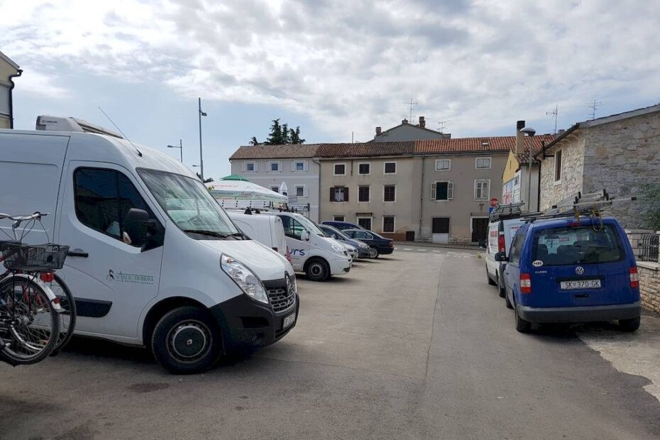 Nekim je ulicama ponekad gotovo nemoguće proći: Viktora Cara Emina u Poreču