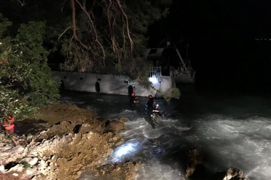 Spašavanje posade nasukanog katamarana (Foto: Javna vatrogasna postrojba Rovinj)