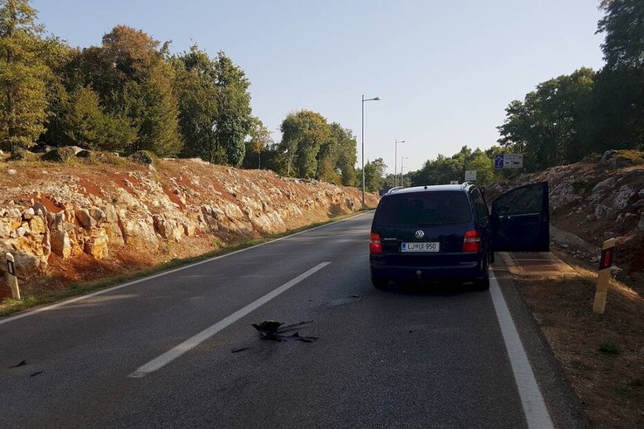 Odbivši se od passata, skuter je udario u VW touran, a potom se odbio u BMW-a kojeg je obilazio