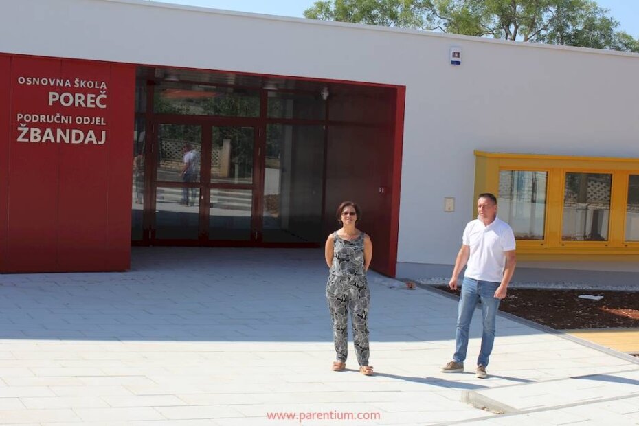 Vesna Krdić i Đulijano Petrović pred glavnim ulazom u novu zgradu Područne osnovne škole Žbandaj