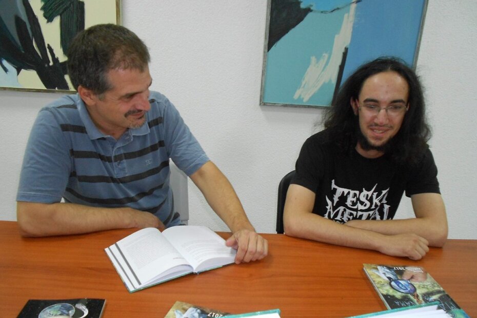 Moderator Mirko Grdinić s debitantom ovogodišnjeg Festivala Dalenom Belićem (Davor ŠIŠOVIĆ)