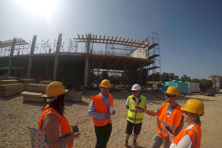 Gradonačelnik Loris Peršurić i voditelj gradilišta Miroslav Kopčinović sa novinarima na gradilištu škole na Finidi