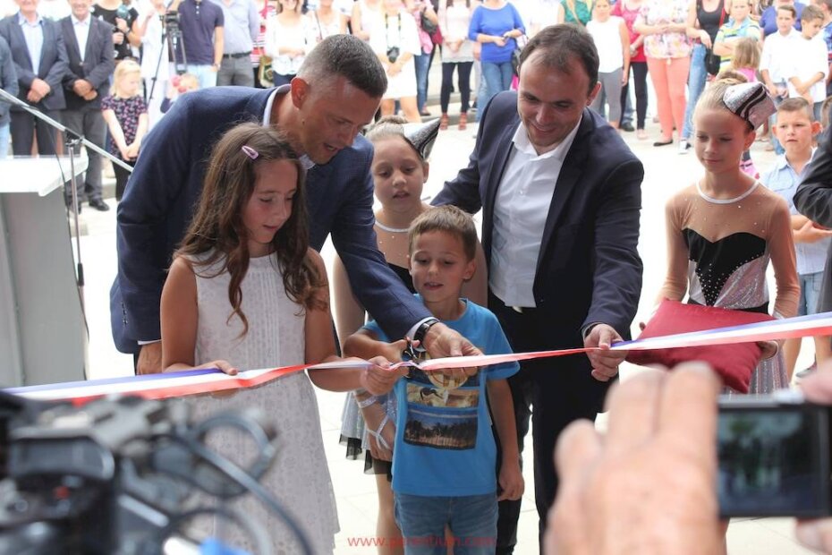 Natalija Popović i Maksim Rusmir prerezali su vrpcu i otvorili školu u Žbandaju