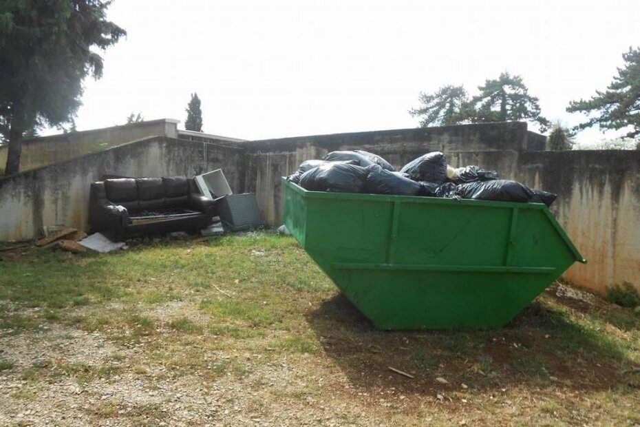 Smeće na ulazu u groblje Sveti Ivan (M. RIMANIĆ)