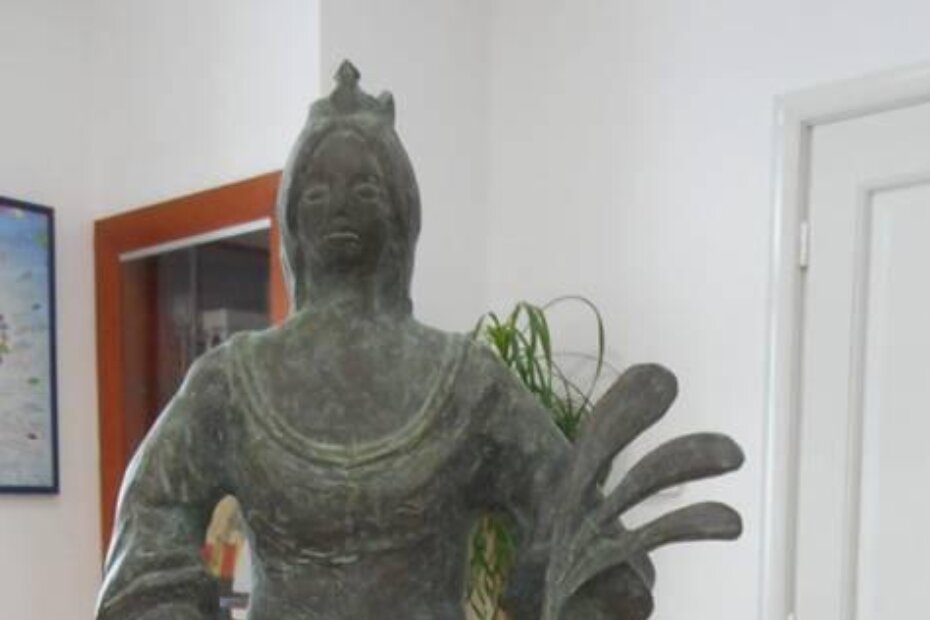 Brončani kip svetice visok je 83 centimetra, a teži 40 kilograma