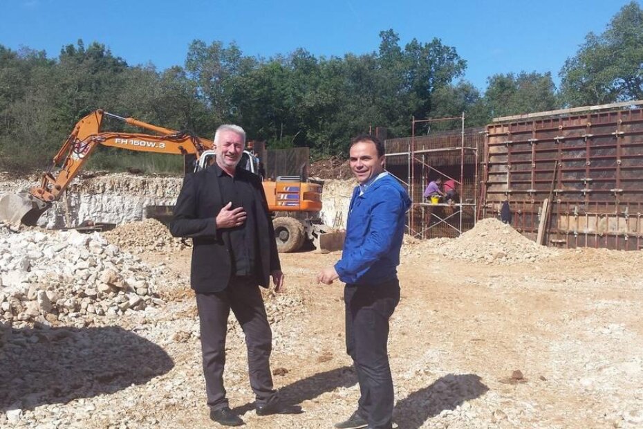 Direktor Usluge Poreč Milan Laković i gradonačelnik Poreča Loris Peršurić na gradilištu groblja u Fuškulinu