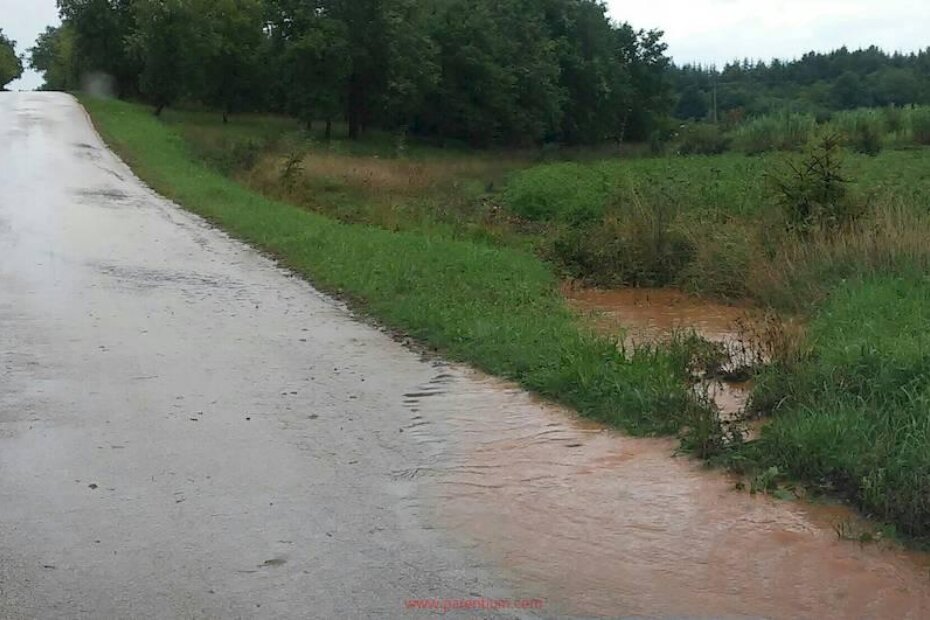 Kiša se sa velikih poljoproprivrednih parcela slijeva na cestu donoseći sa sobom zemlju