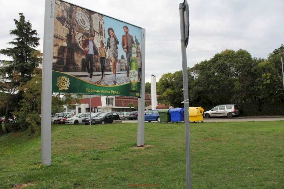 Reklama za pivo u blizini sportske dvorane i osnovne škole