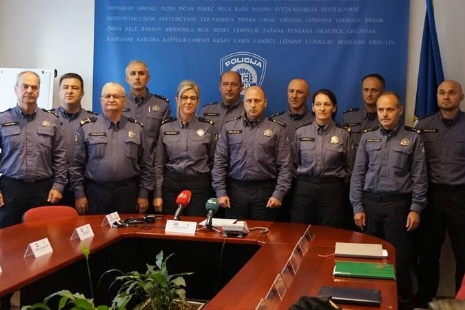 Načelnik PU istarske Alen Klabot s načelnicama i načelnicima policijskih postaja
