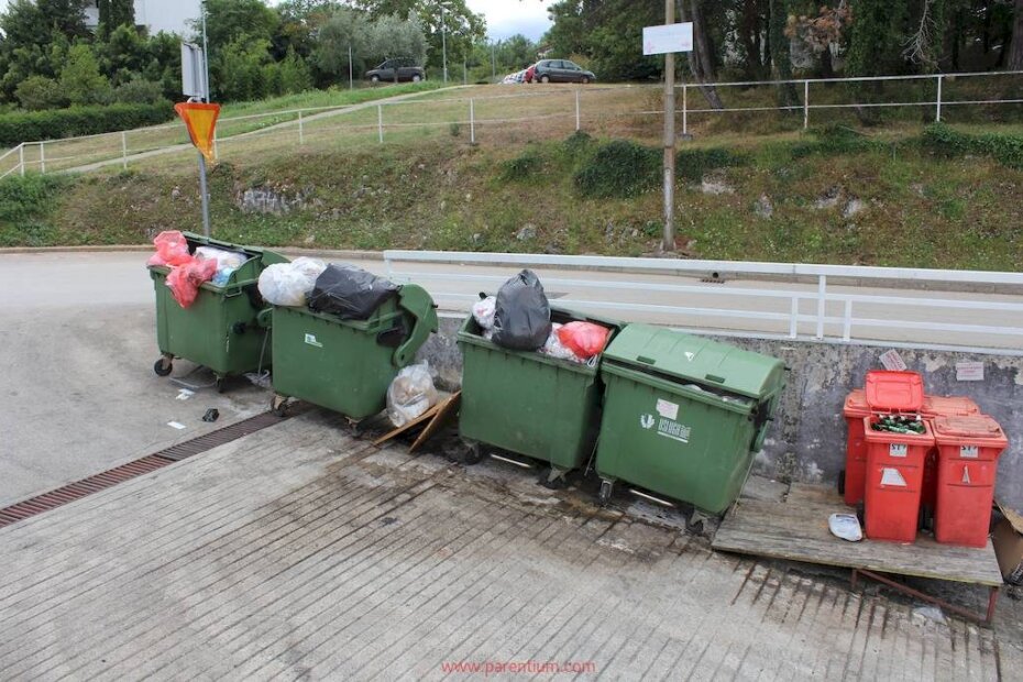 Pretrpani spremnici sa kojekakvim neselektiranim otpadom