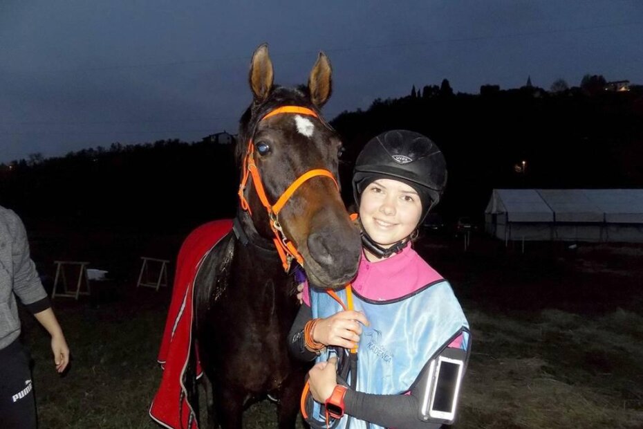 Nina Fakin i konj Sauron na juniorskom pobjedničkom postolju