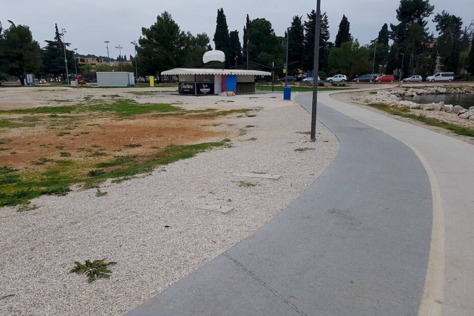 Postolje za klupu zjapi prazno