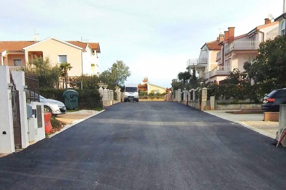 Ulica Pjantade u Varvarima dobila asfalt, slijedi asfaltiranje u Červar Portu