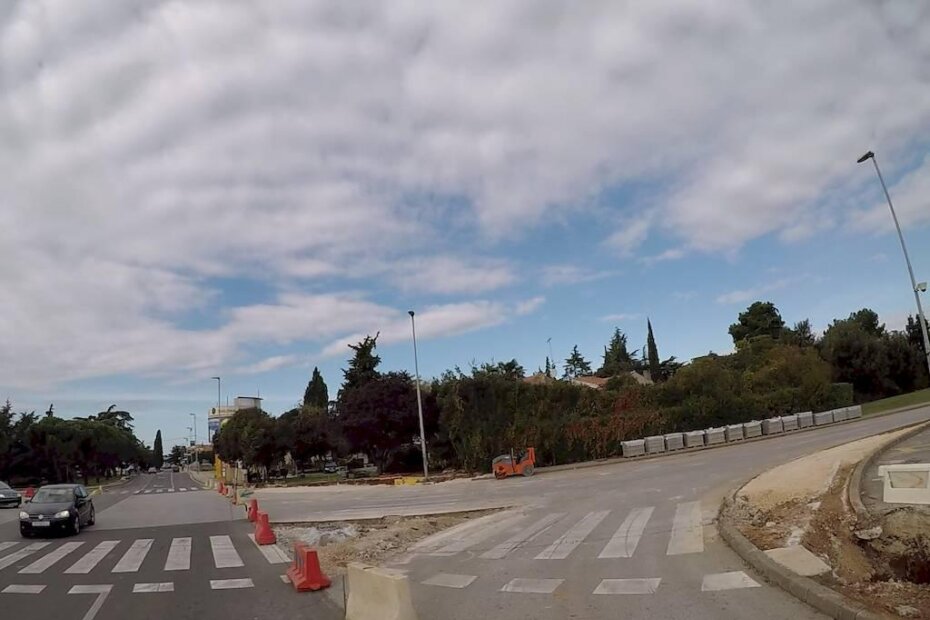 Zbog rekonstrukcije raskrižja, od tržnice se do parkirališta kod škole može samo kroz središte grada ili preko Žatike