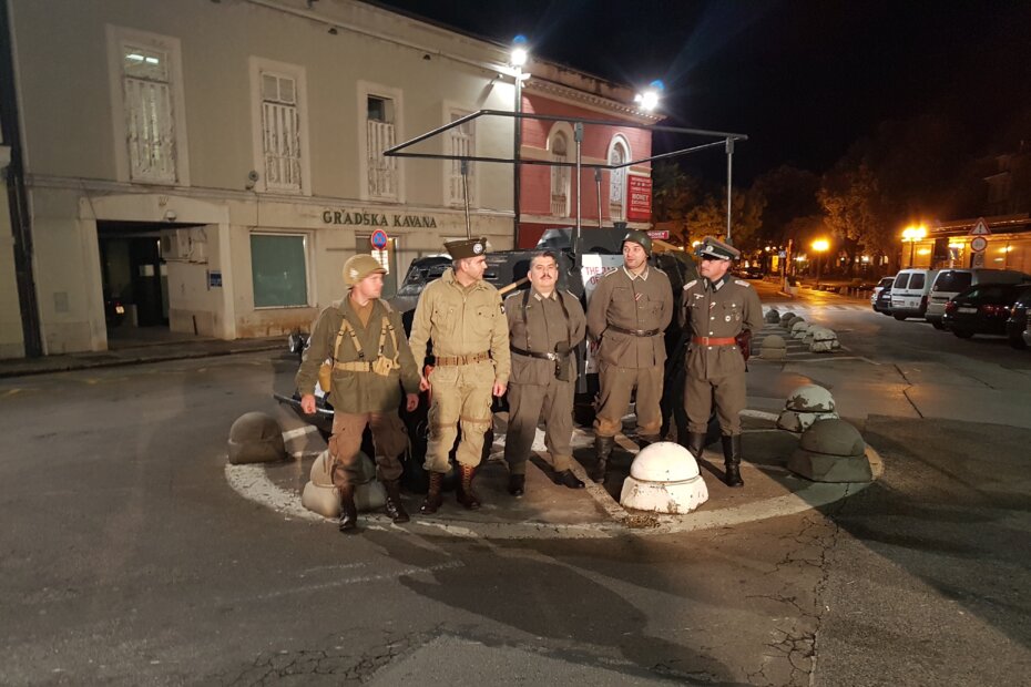 Oklopno vozilo na Narodnom trgu i vojnici, autentični dijelovi filma "Gdje si bio četrdeset i četvrte"