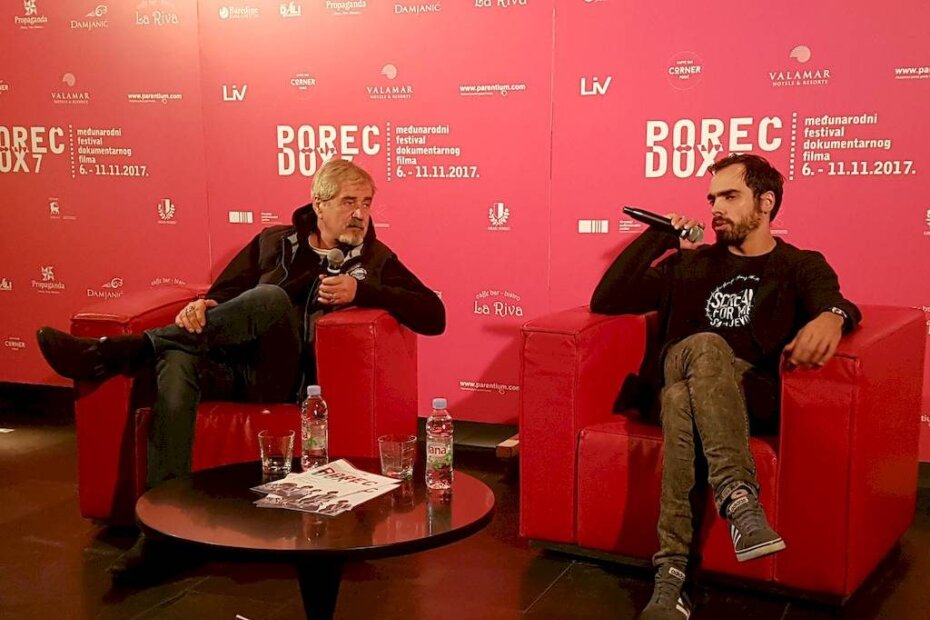 Izbornik festivala Đelo Hadžiselimović i scenarist filma "Scream for me Sarajevo" Jasenko Pašić u foajeu porečkog kina