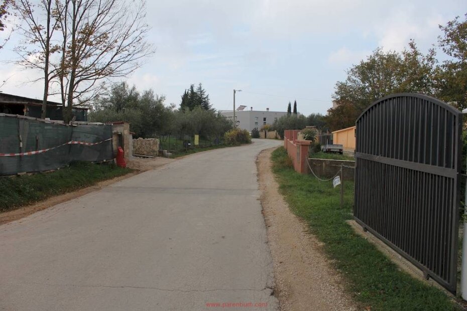 Dok vozila jure kroz naselje, djeca nezaštićena pješače prema autobusnom stajalištu