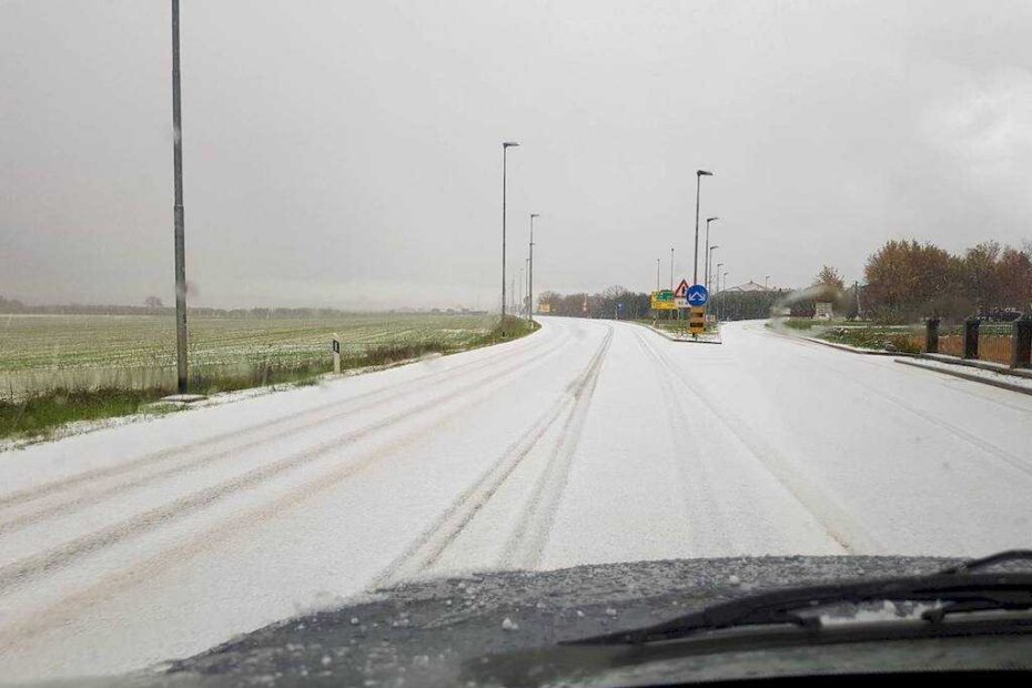 Sitna tuča potpuno je prekrila cestu kod Petrovije (D. KATARINČIĆ)