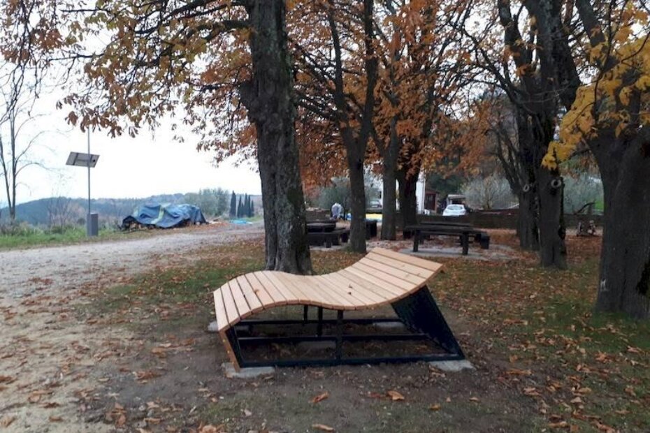 Inovativne ležaljke - odmorište biciklista, držač bicikala i solarni brojač prometa