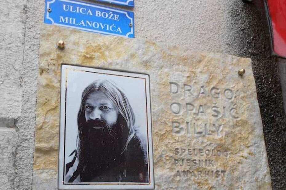 Drago Opašić Billy na spomen-ploči na ulazu zgrade u kojoj je živio (D. ŠIŠOVIĆ)