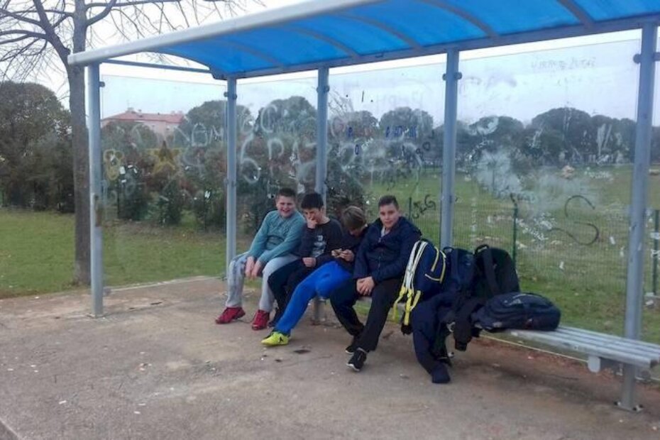 Učenici na autobusnom stajalištu u Umagu
