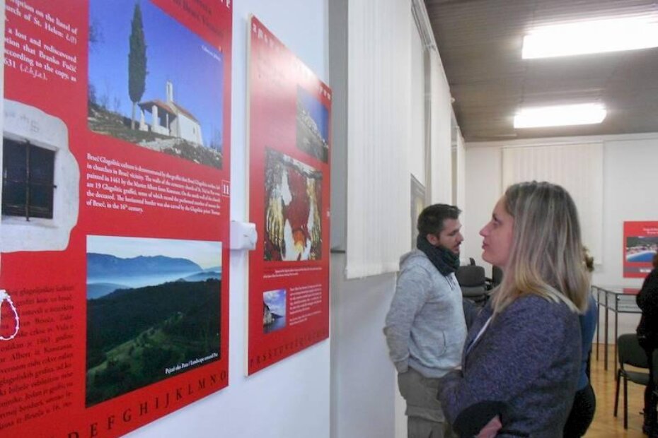 Od sačuvanih glagoljskih spomenika likovna umjetnica Maja Franković osmislila je dvadeset plakata koji obuhvaćaju glagoljske natpise (M. RIMANIĆ)